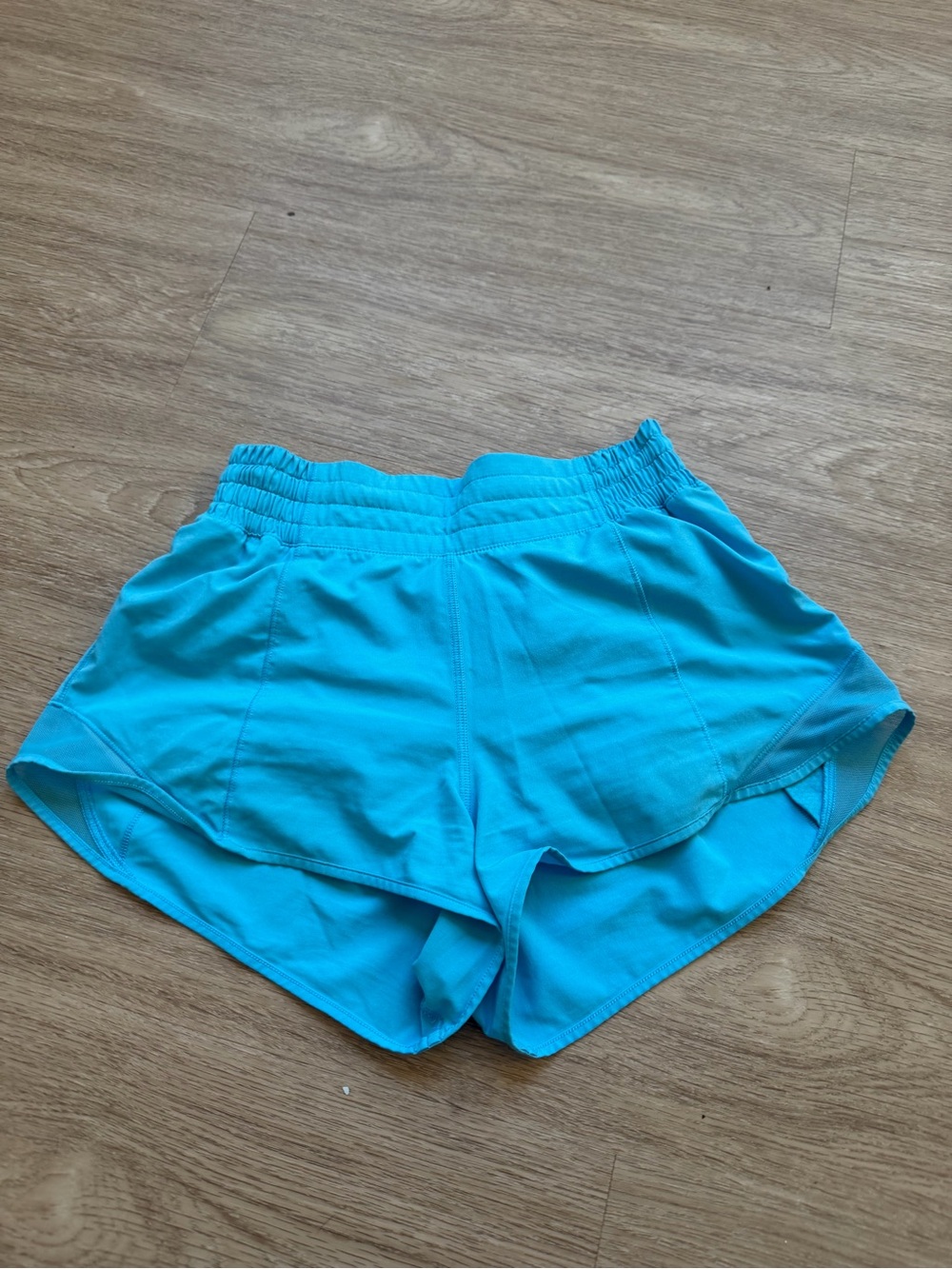 LULULEMON Hotty Hot Shorts in electric turquoise size 4